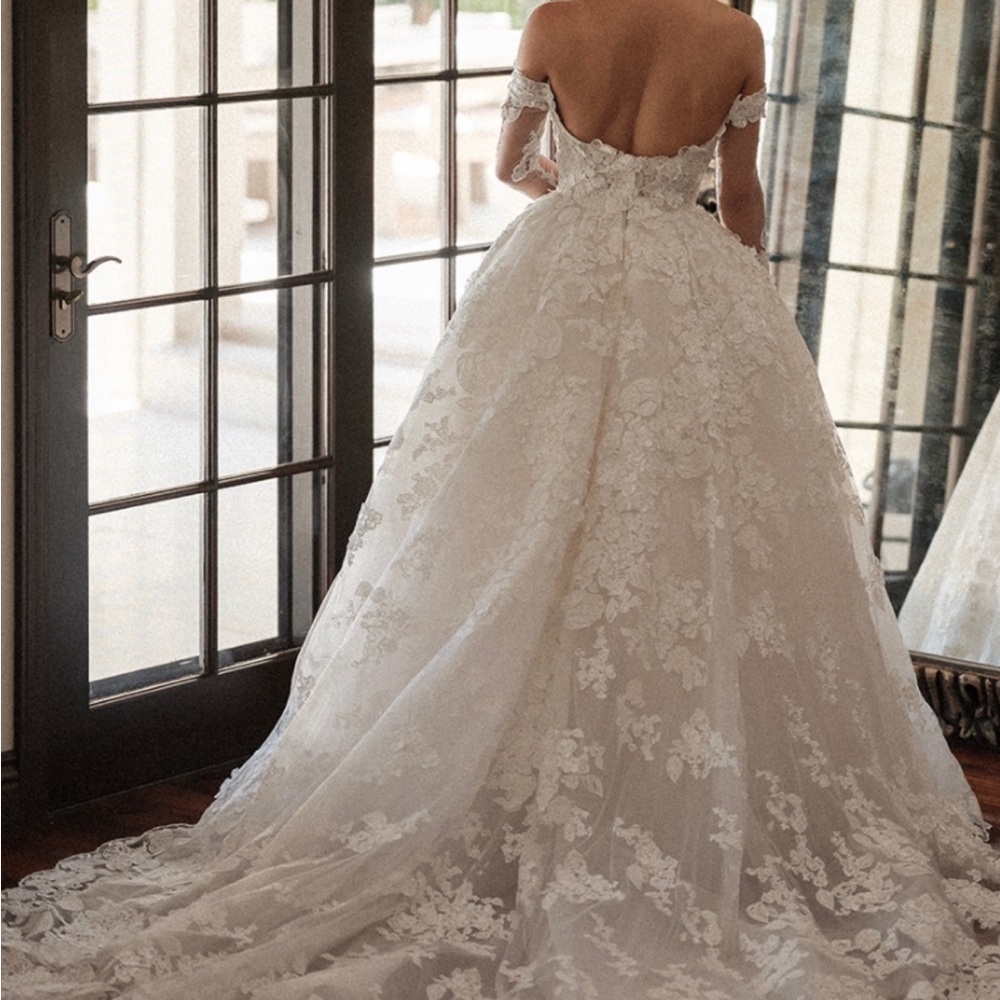 Monique Lhuillier Custom Gianna Wedding Dress-Worn Once, Professionally Cleaned - Picture 13 of 16